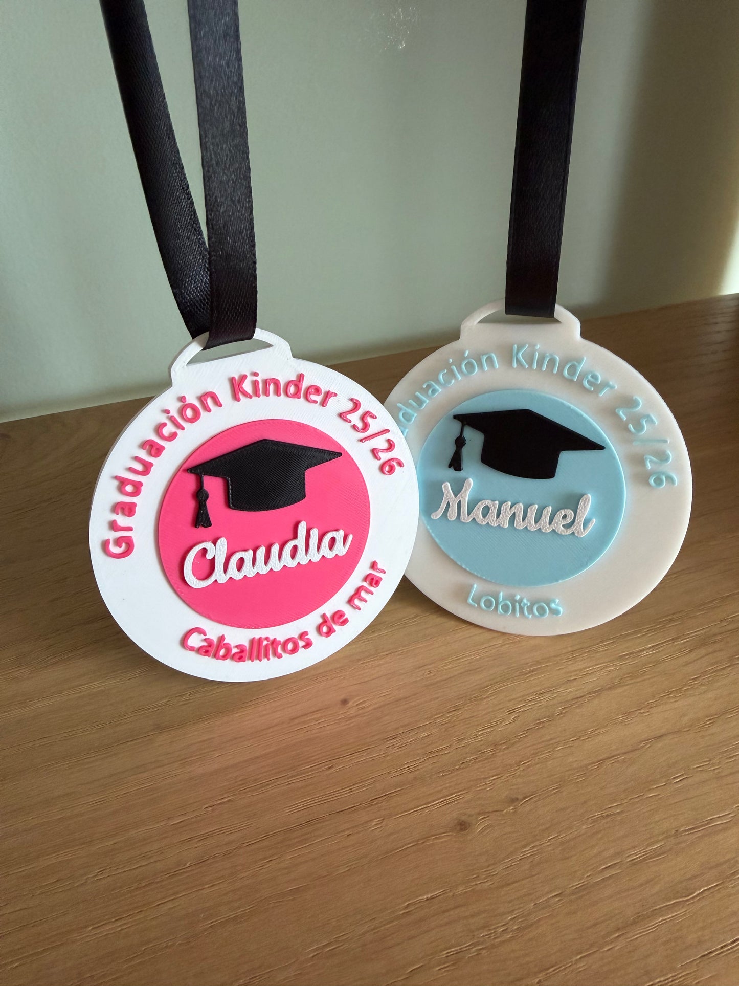 La medalla de su graduación