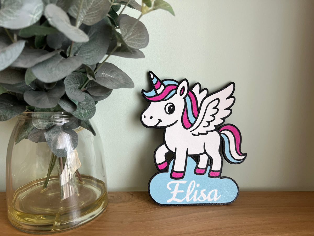 Detalle del unicornio alado con nombre personalizado en la base