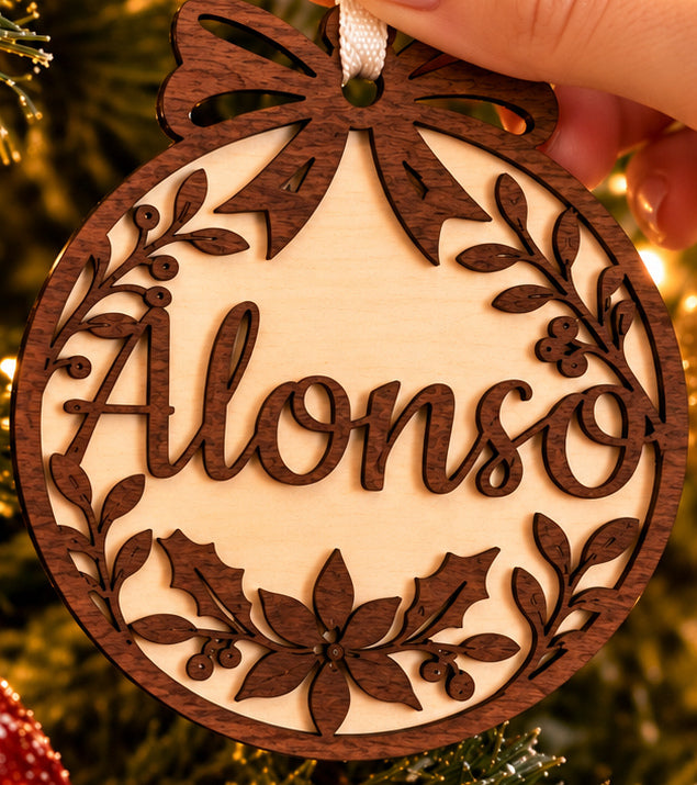 Detalle nítido del adorno navideño de madera con nombre Alonso, lazo y decoración floral