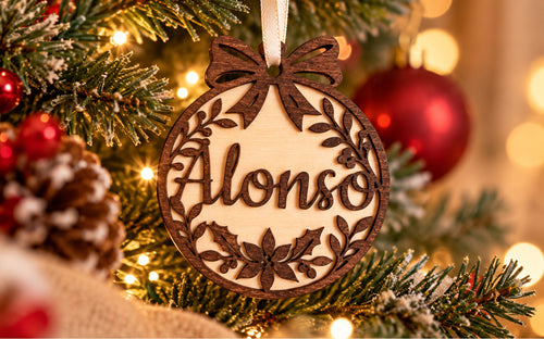 Adorno de Navidad de madera de dos tonos con el nombre Alonso colgado en un árbol iluminado