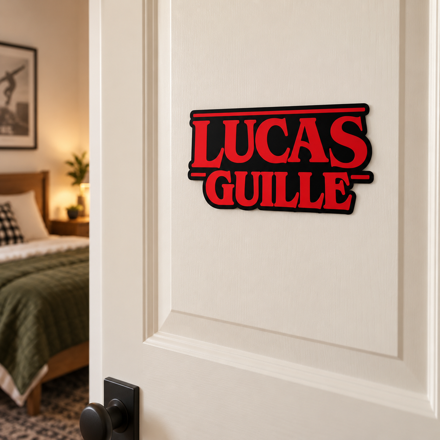 Letrero Lucas Guille plano colocado por fuera de una puerta de dormitorio