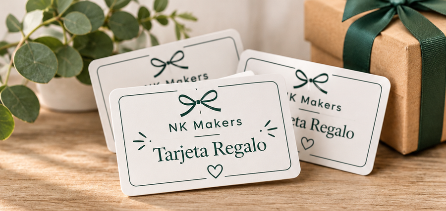 Tarjeta regalo NK Makers: varias tarjetas regalo digitales ilustradas sobre una mesa junto a un paquete con lazo verde