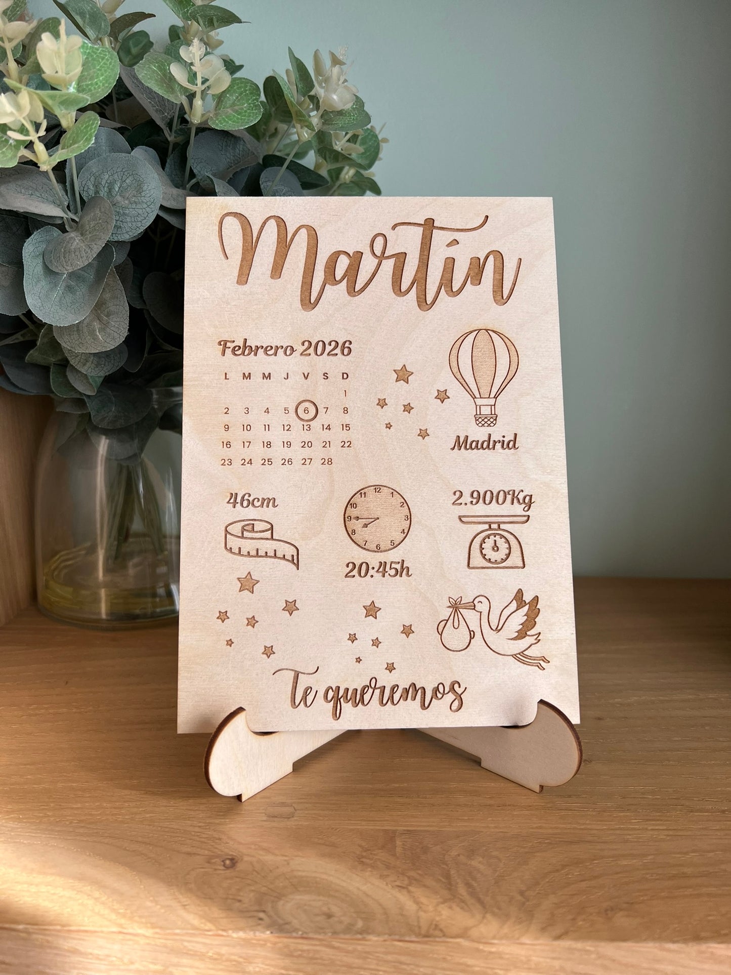 Los datos de su nacimiento en madera