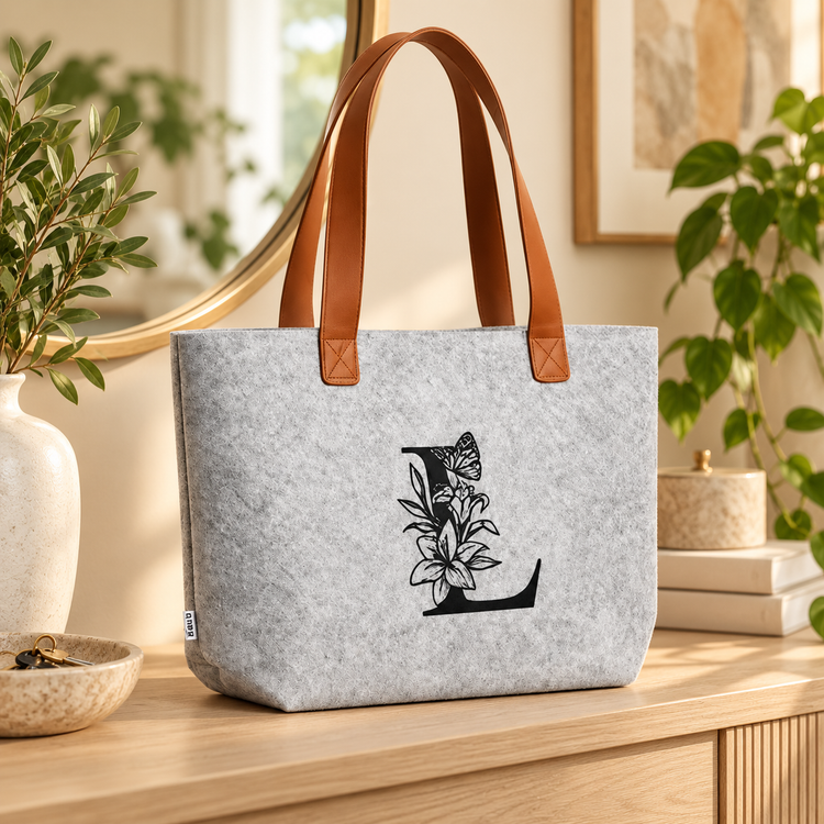 Bolso shopper personalizado con inicial en ambiente neutro con plantas