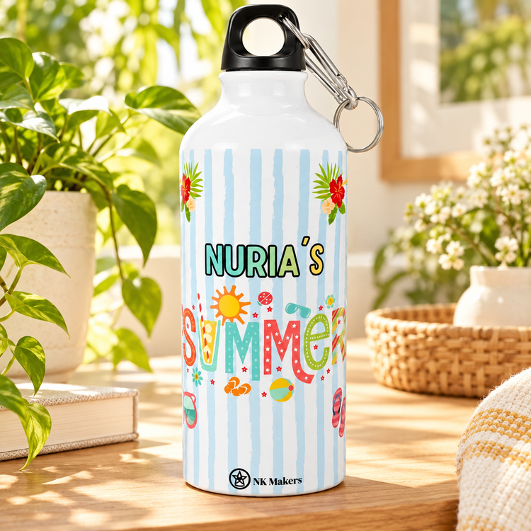 Botella personalizada veraniega en ambiente luminoso con plantas