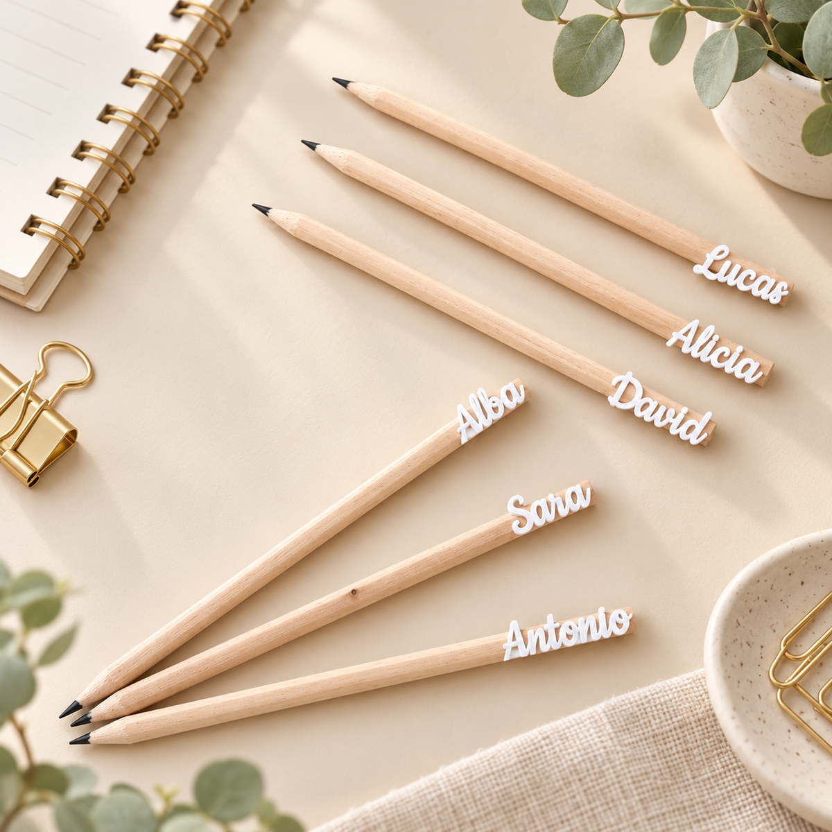 Lápices de madera personalizados en escritorio neutro