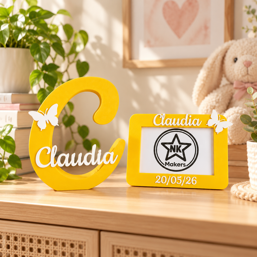 Marco de fotos personalizado con el nombre Claudia, detalle del pack de regalo para bebé