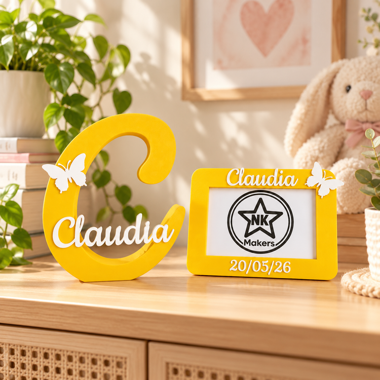 Marco de fotos personalizado con el nombre Claudia, detalle del pack de regalo para bebé