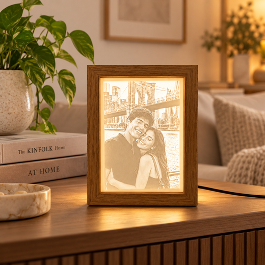 Marco litofanía personalizado con luz LED en salón acogedor