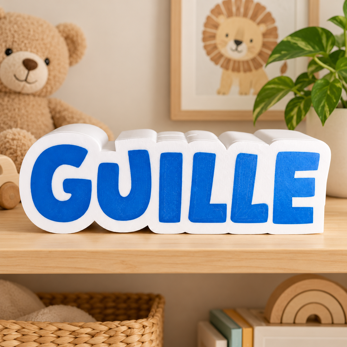 Hucha personalizada con nombre Guille en ambiente infantil neutro