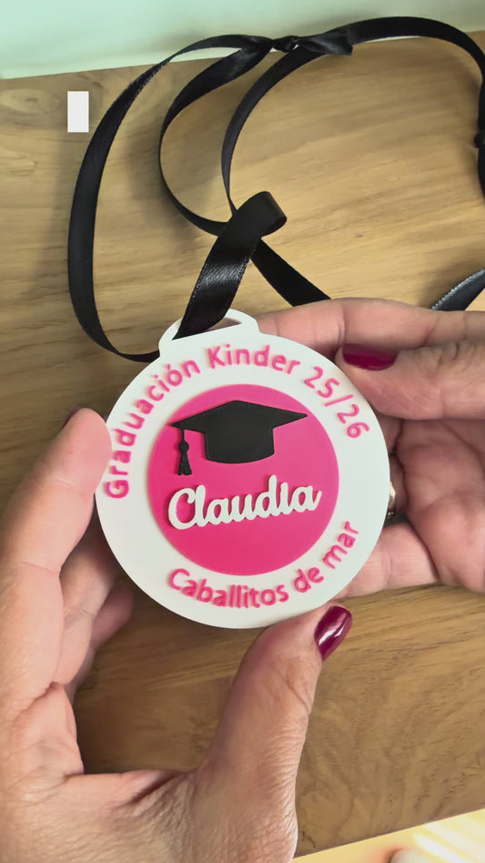 La medalla de su graduación