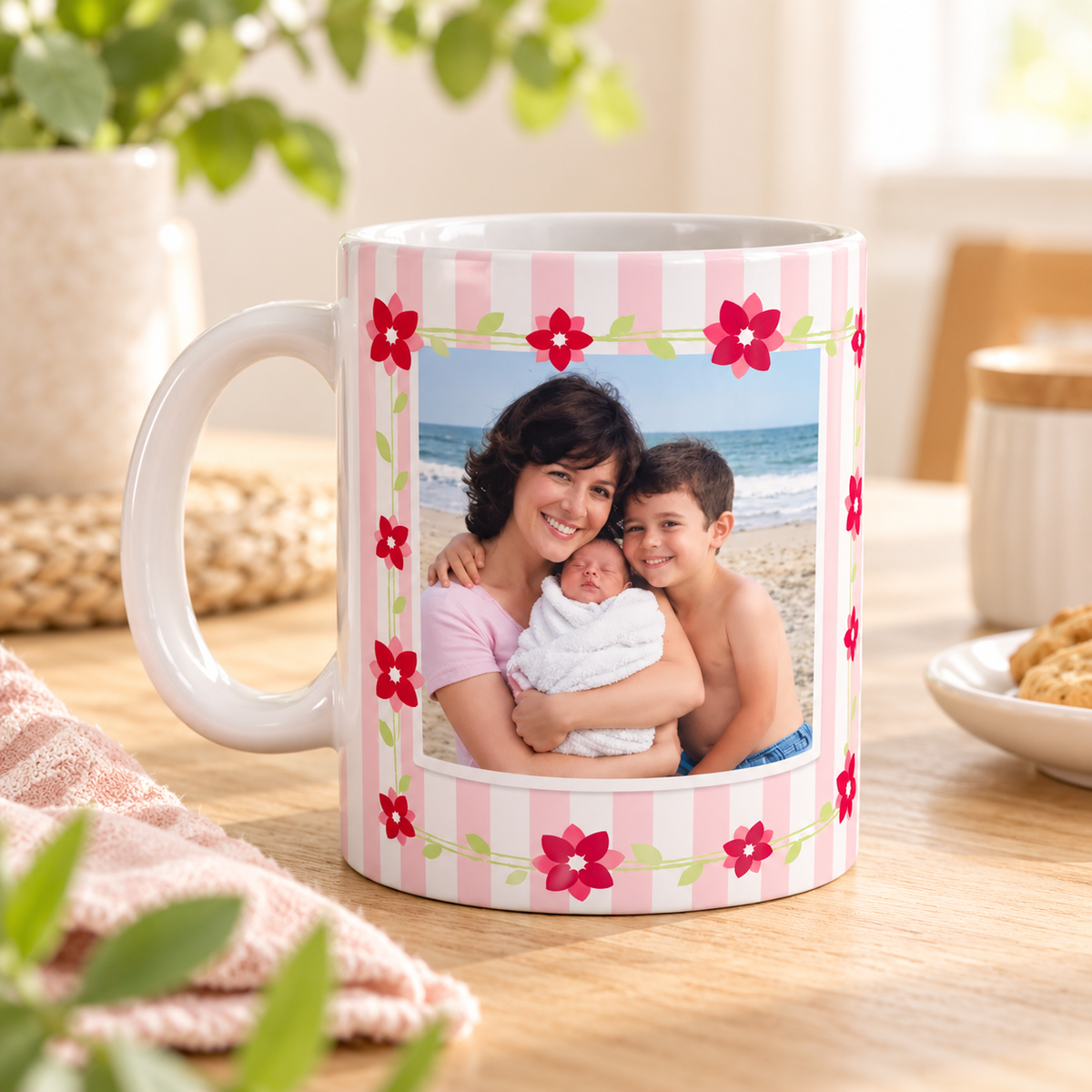 Taza personalizada para mamá con foto familiar en ambiente luminoso